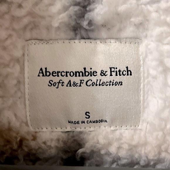 Abercrombie & Fitch Sherpa Half-Zip Elevated Trim Sweatshirt - Picture 8 of 9